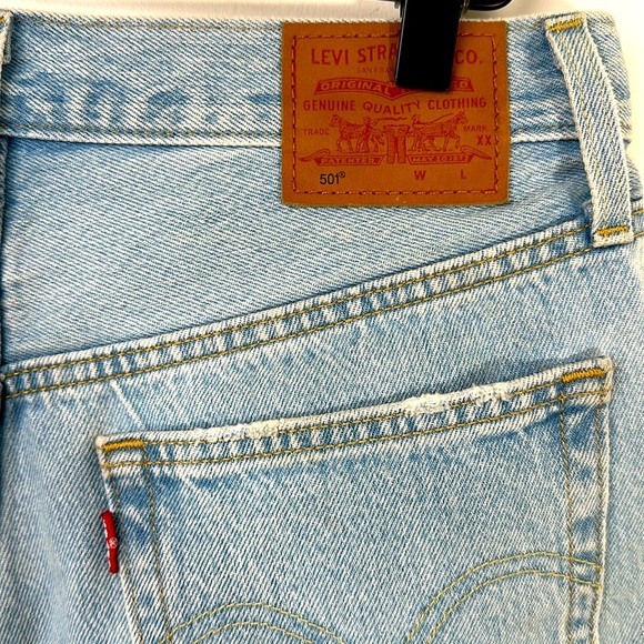 LEVI’S 501 Light Wash Distressed Denim Shorts - Picture 10 of 10